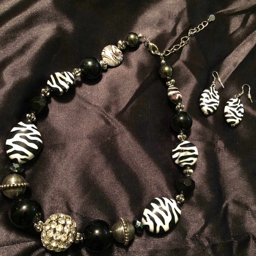 Black and White Necklace and Earrings Set!!
